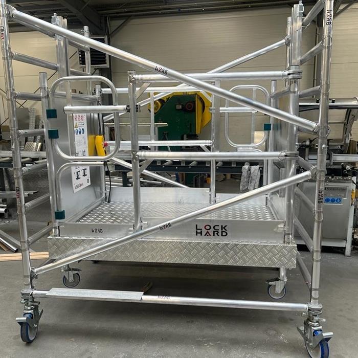 Mobile scaffold lift L