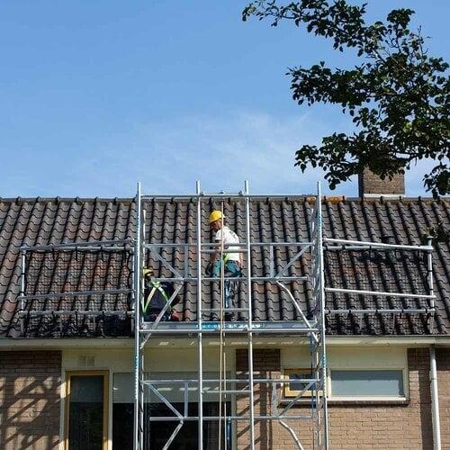 Mobile scaffold lift roof edge protection